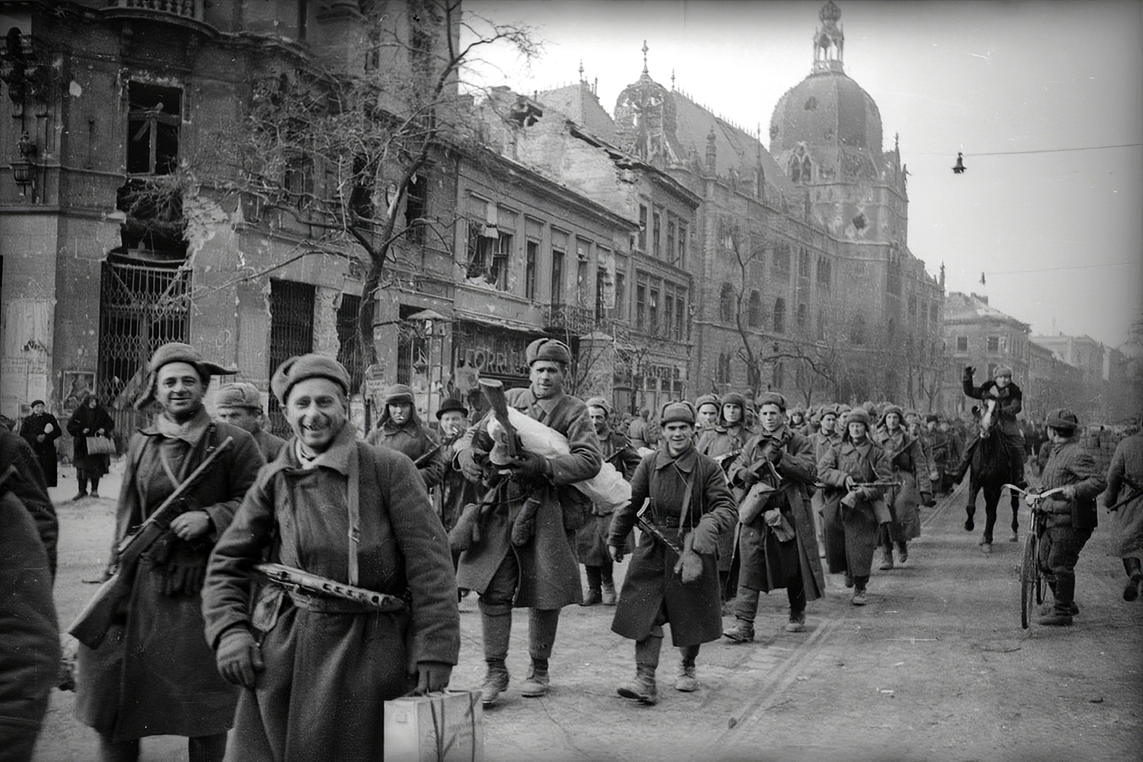 Hungary, Budapest IX., Üllői út a Nagykörút felől nézve, szemben az Iparművészeti Múzeum., 1945, Vörös Hadsereg, Secession, museum, weapon, Ödön Lechner-design, Soviet soldier, rider, machine gun, Budapest, Art Nouveau architecture, Gyula Pártos-design, Fortepan #175249