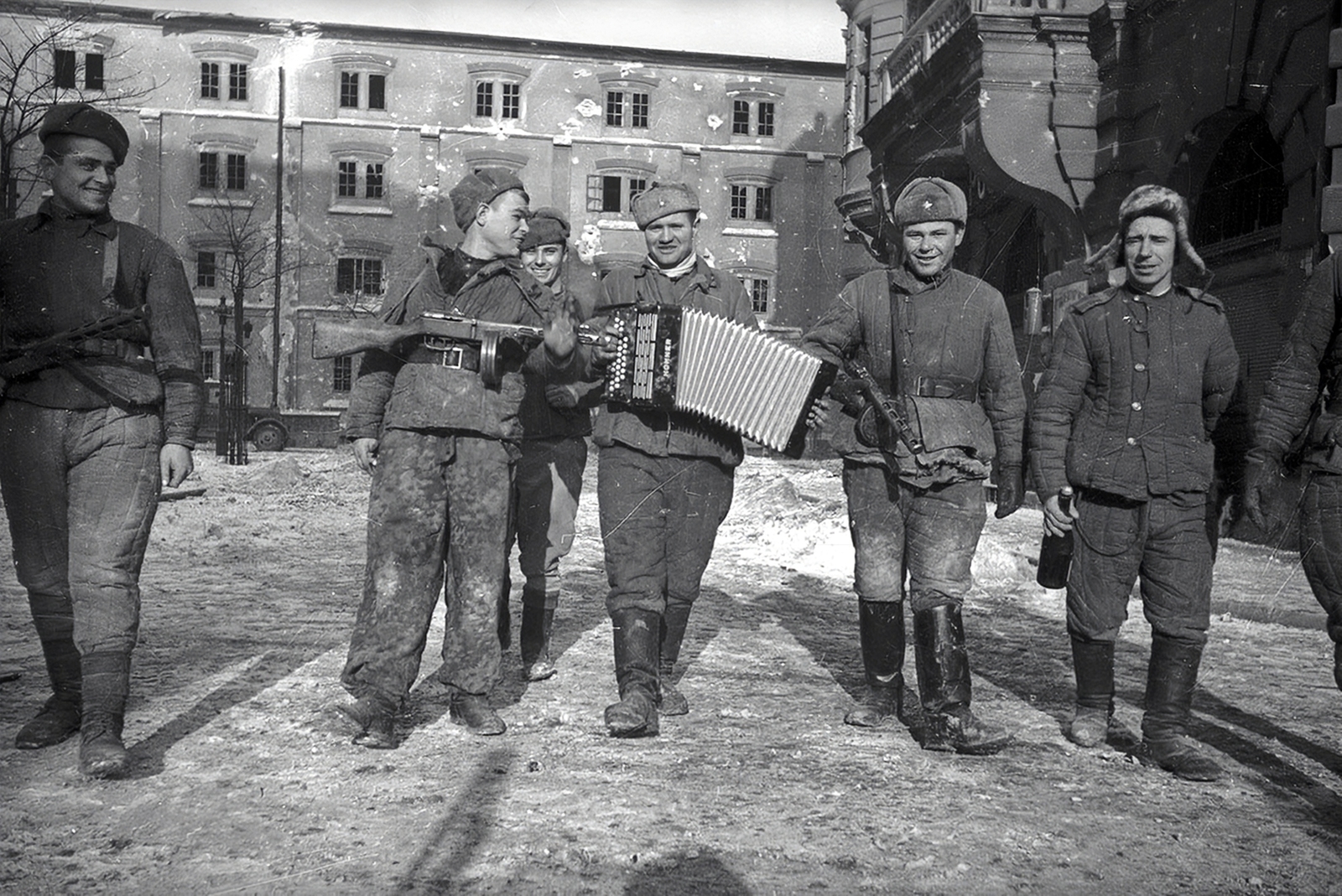 Hungary, Budapest VIII., Harminckettesek tere., 1945, Vörös Hadsereg, accordion, Soviet soldier, machine gun, Budapest, Fortepan #175258