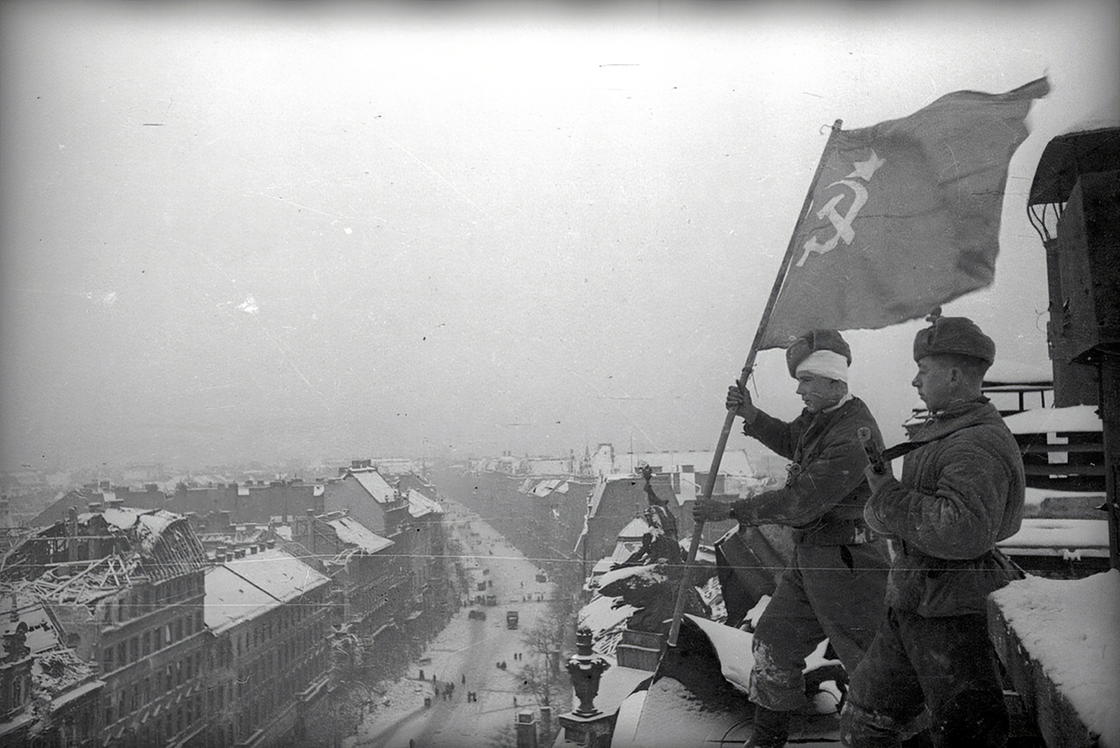 Hungary, Budapest VII., az Erzsébet körút a New York palota tetejéről nézve., 1945, Vörös Hadsereg, Budapest, Soviet soldier, flag, Fortepan #175260