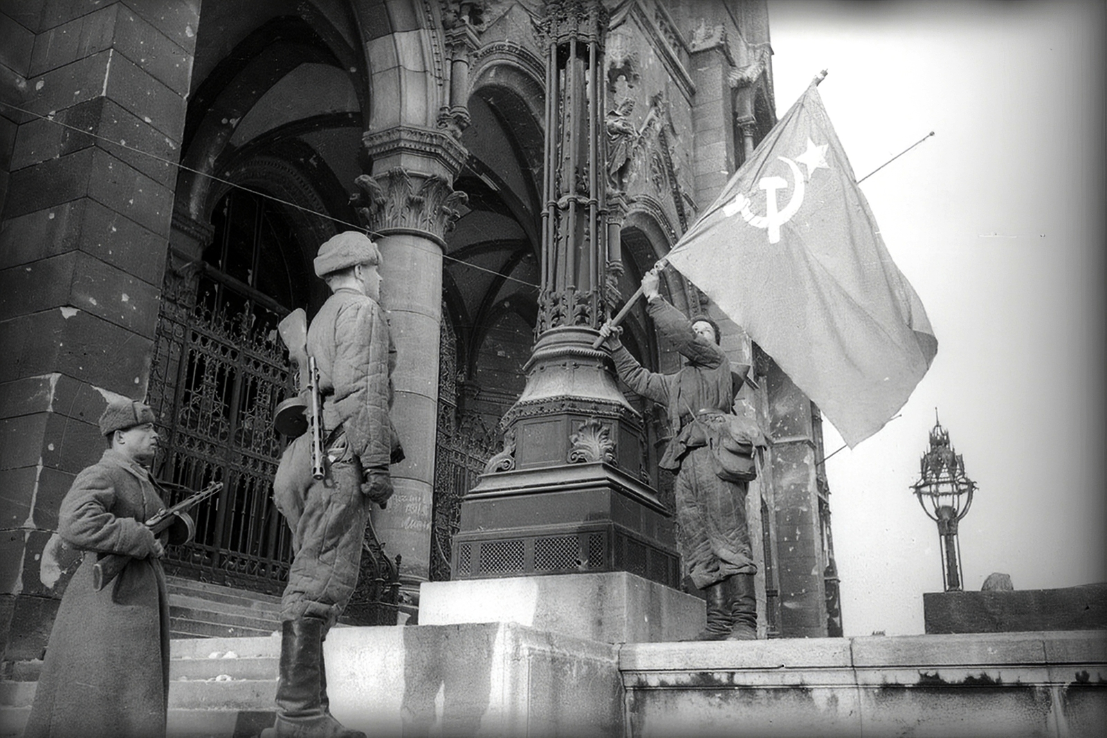 Hungary, Budapest V., Kossuth Lajos tér, Parlament., 1945, Vörös Hadsereg, Budapest, lamp post, Soviet soldier, flag, Fortepan #175263
