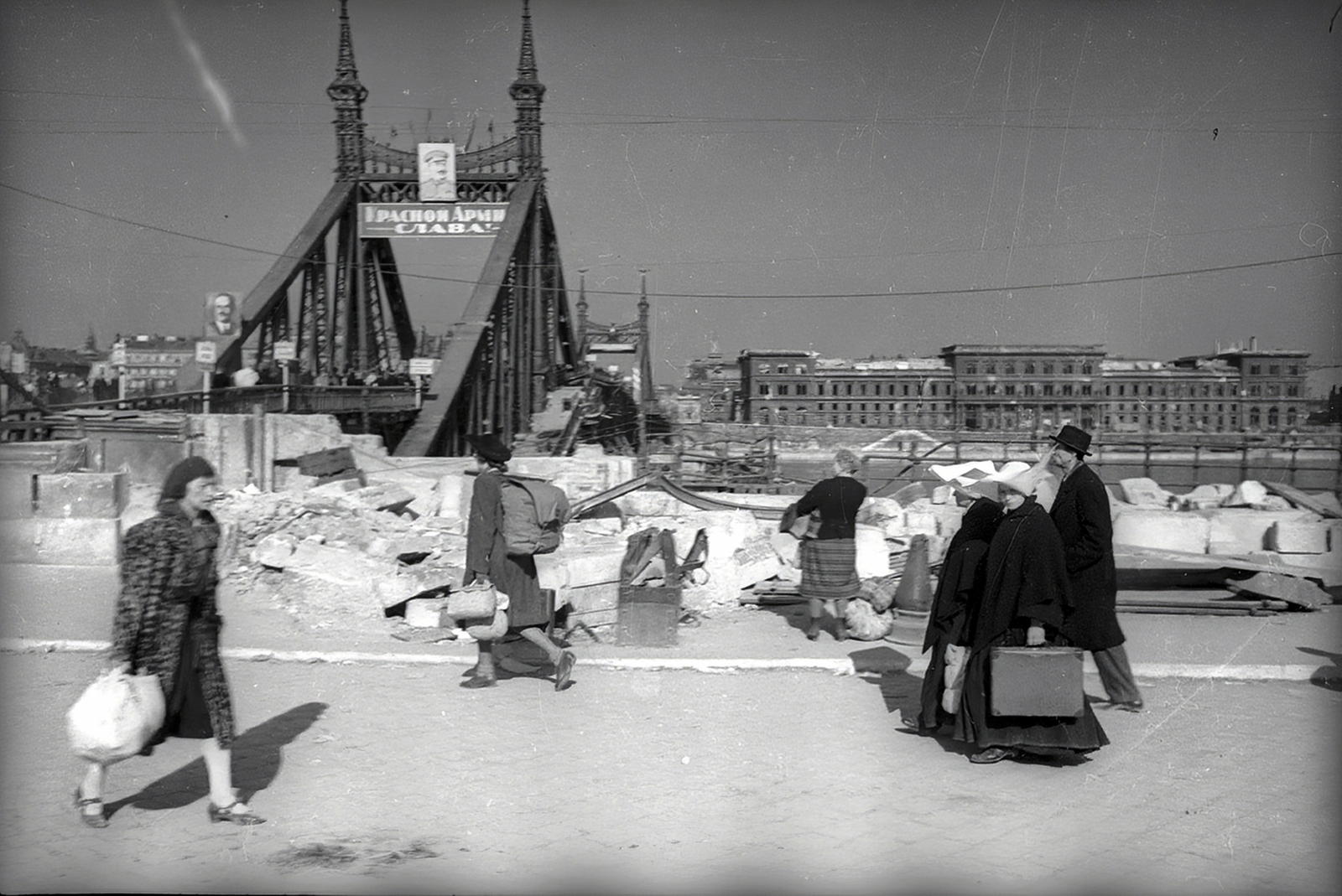 Hungary, Budapest XI., Szabadság híd, a pontonhíddal kiegészített hídroncs a Szent Gellért térről nézve., 1945, Vörös Hadsereg, Budapest, lady, gentleman, political decoration, backpack, suitcase, packet, nun, Fortepan #175267