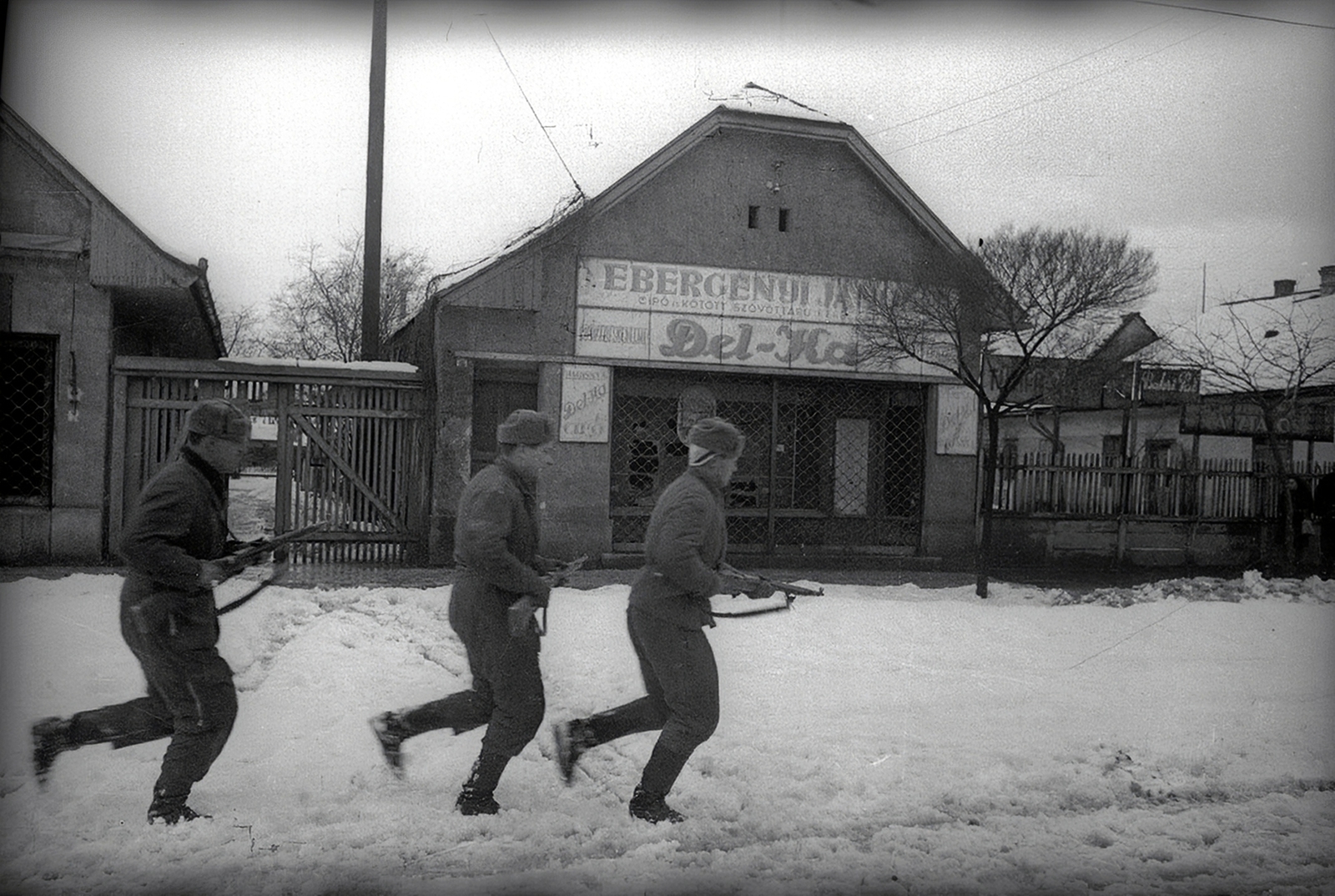 Hungary, Budapest XXI., Csepel, II. Rákóczi Ferenc út., 1945, Vörös Hadsereg, Budapest, Soviet soldier, weapon, snow, store display, running, Fortepan #175268