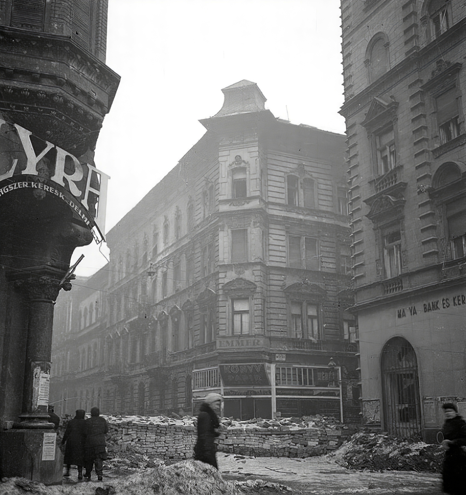 Magyarország, Budapest VII., Erzsébet körút, szemben a Barcsay utca., 1945, Vörös Hadsereg, Budapest, hangszerbolt, tégla, Fortepan #175271