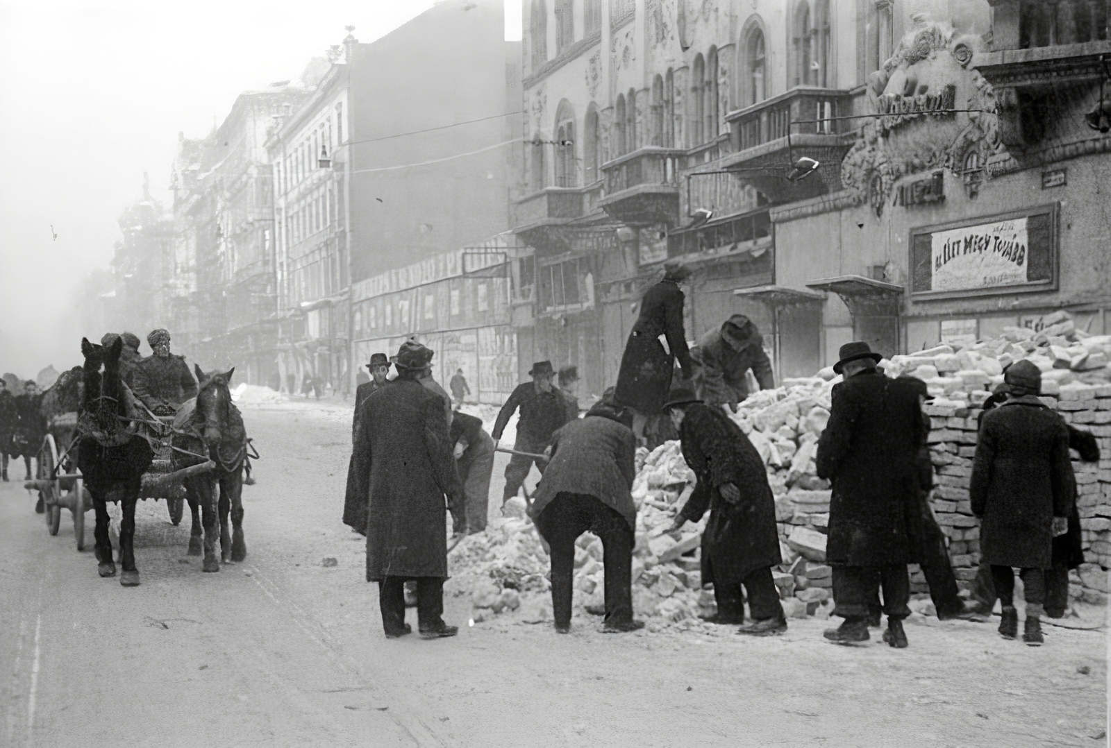 Magyarország, Budapest VII., Rákóczi út a Szövetség utcától a Hársfa utca felé nézve., 1945, Vörös Hadsereg, Budapest, katona, nők, férfiak, tégla, romeltakarítás, lovaskocsi, Fortepan #175275