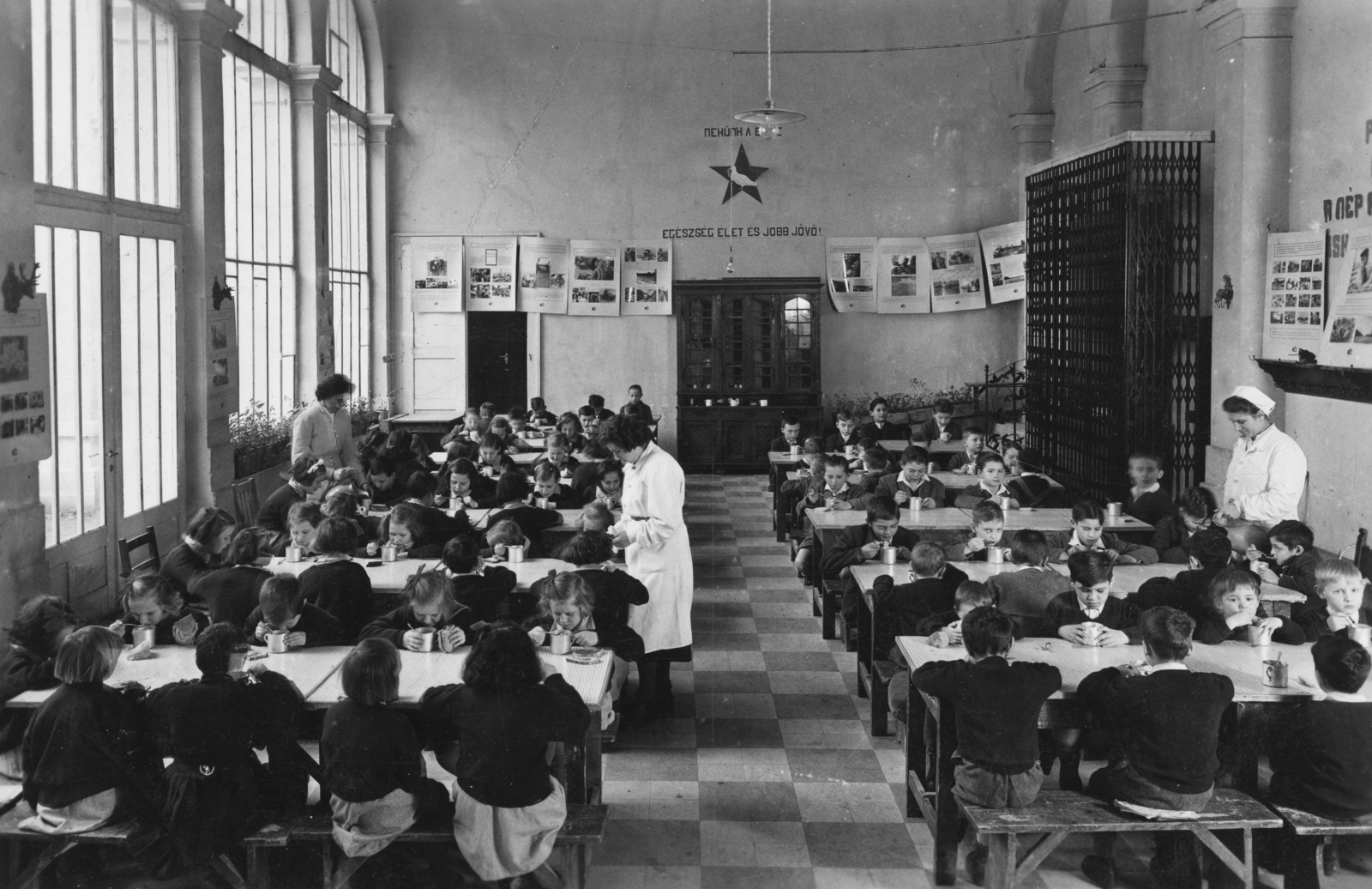 Hungary, Füzérradvány, Károlyi-kastély (ekkor gyermekszanatórium)., 1953, Krasznai István, kids, slogan, meal, Fortepan #175283