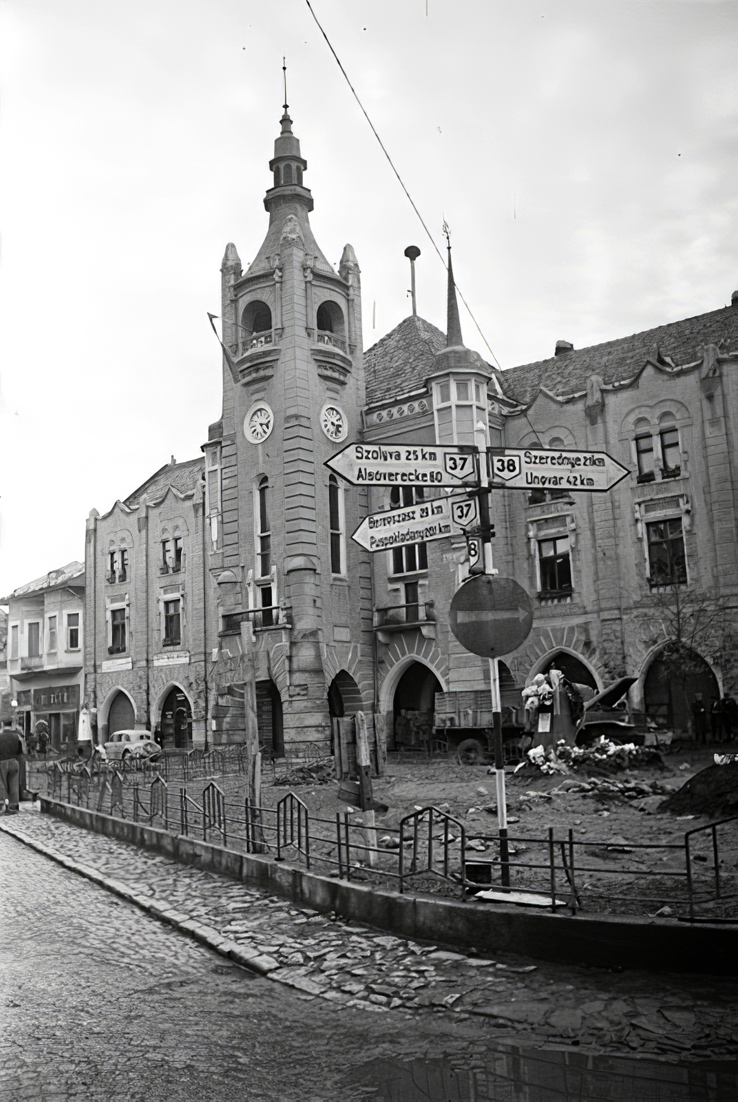 Ukrajna,Kárpátalja, Munkács, Duhnovics (ekkor Horthy Miklós) tér, Városháza., 1944, Vörös Hadsereg, útjelző tábla, Fortepan #175289