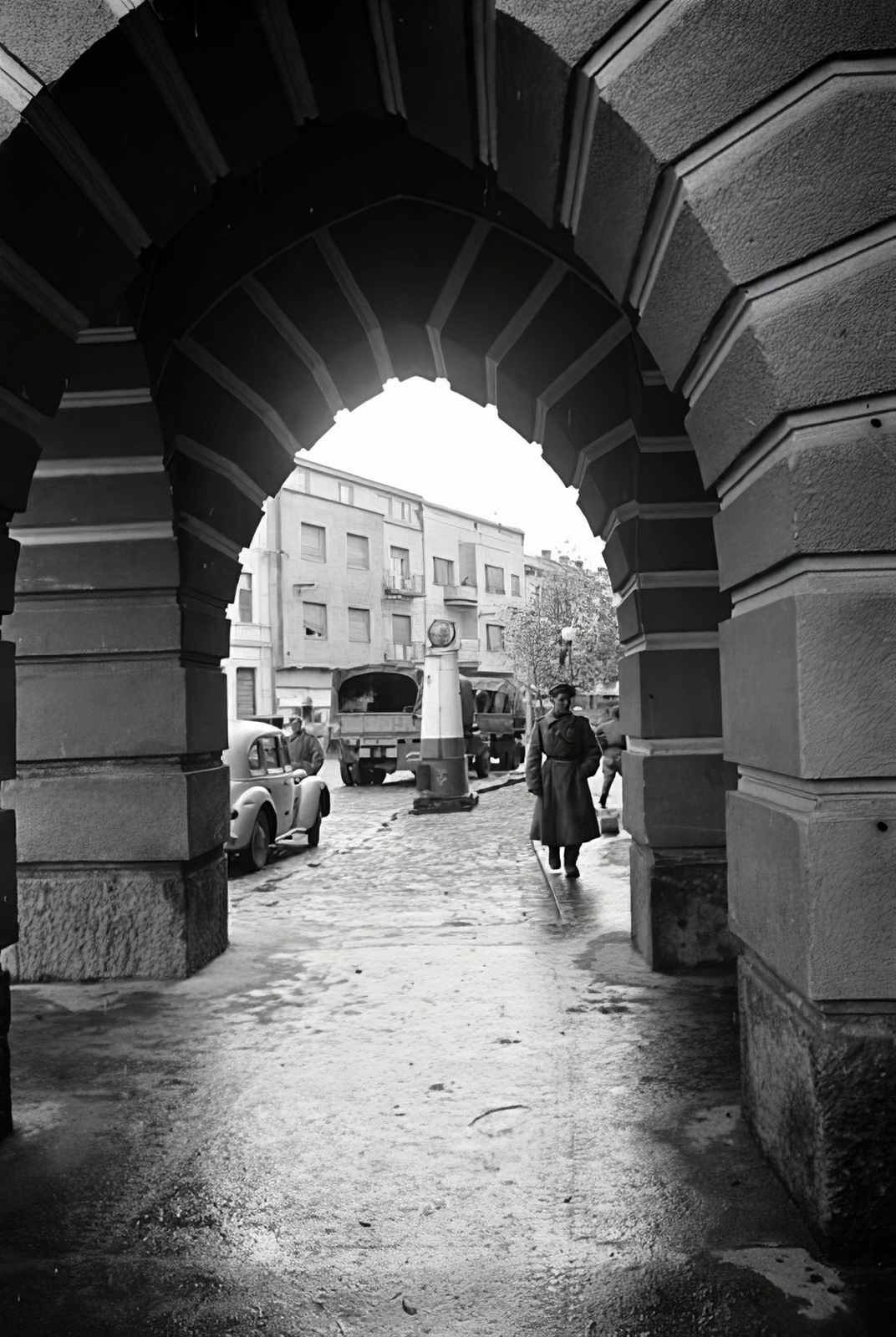 Ukraine,Zakarpattia Oblast, Mukachevo, kilátás a Városháza árkádjai alól a Duhnovics tér déli része (ekkor Rákóczi utca) felé., 1944, Vörös Hadsereg, archway, Fortepan #175292