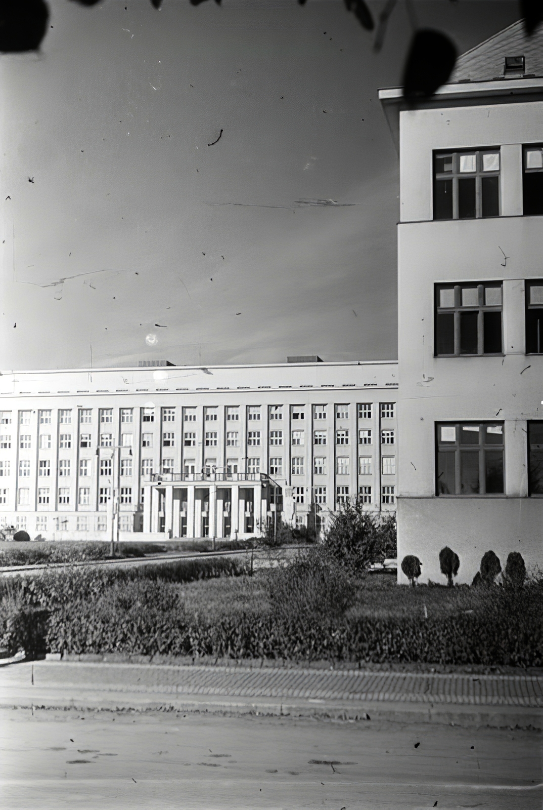 Ukrajna,Kárpátalja, Ungvár, plosa Narodna (ekkor Horthy Miklós tér), balra szemben a Kormányzósági palota (volt parlament, ma a Kárpátaljai területi adminisztráció székháza)., 1944, Vörös Hadsereg, modern építészet, palota, középület, Fortepan #175296
