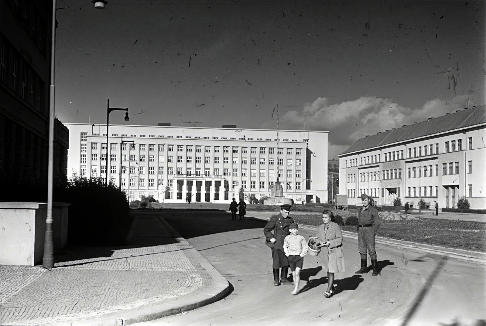 Ukraine,Zakarpattia Oblast, Uzhgorod, plosa Narodna (ekkor Horthy Miklós tér), szemben a Kormányzósági palota (volt parlament, ma a Kárpátaljai területi adminisztráció székháza)., 1944, Vörös Hadsereg, modern architecture, palace, public building, Fortepan #175304