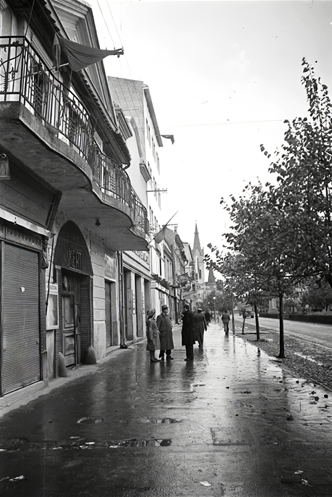 Ukrajna,Kárpátalja, Munkács, Cirill és Metód tér (ekkor Horthy Miklós utca), a távolban a Tours-i Szent Márton-székesegyház., 1944, Vörös Hadsereg, utcakép, erkély, Fortepan #175311