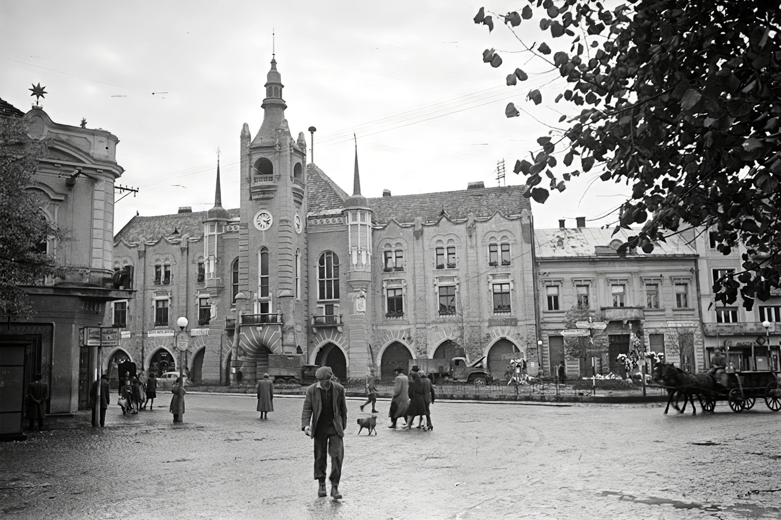 Ukrajna,Kárpátalja, Munkács, Duhnovics (ekkor Horthy Miklós) tér, Városháza., 1944, Vörös Hadsereg, járókelő, lovaskocsi, Fortepan #175319