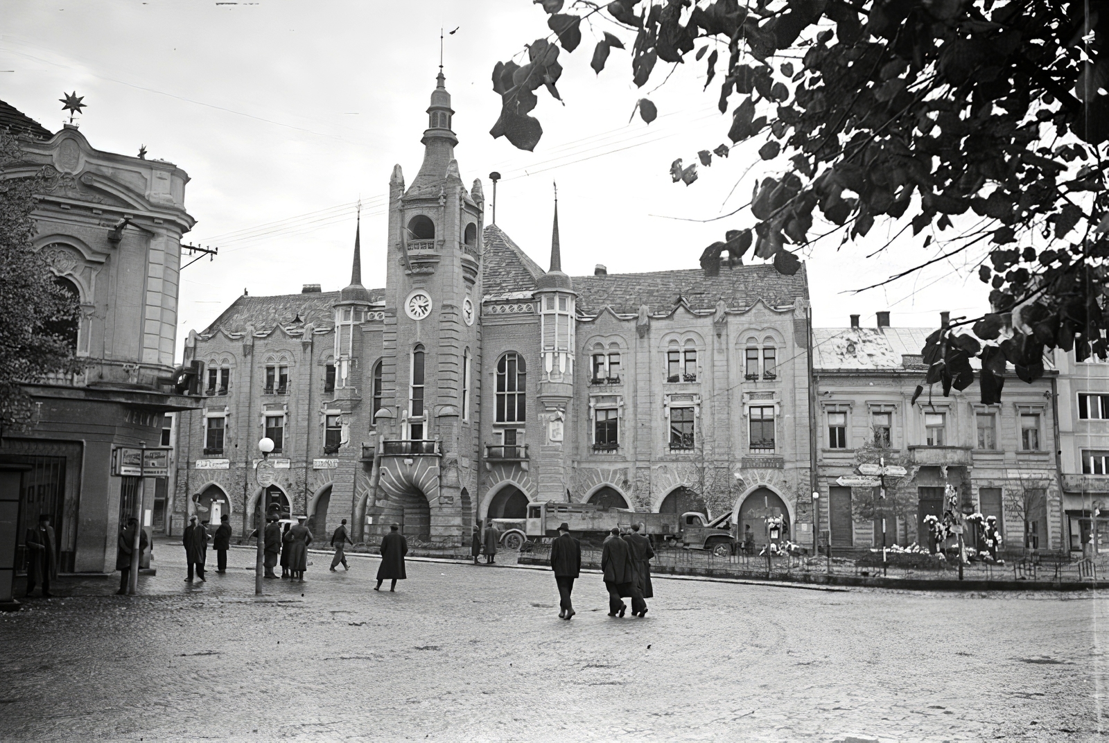 Ukrajna,Kárpátalja, Munkács, Duhnovics (ekkor Horthy Miklós) tér, Városháza., 1944, Vörös Hadsereg, utcakép, középület, tér, városközpont, Fortepan #175321