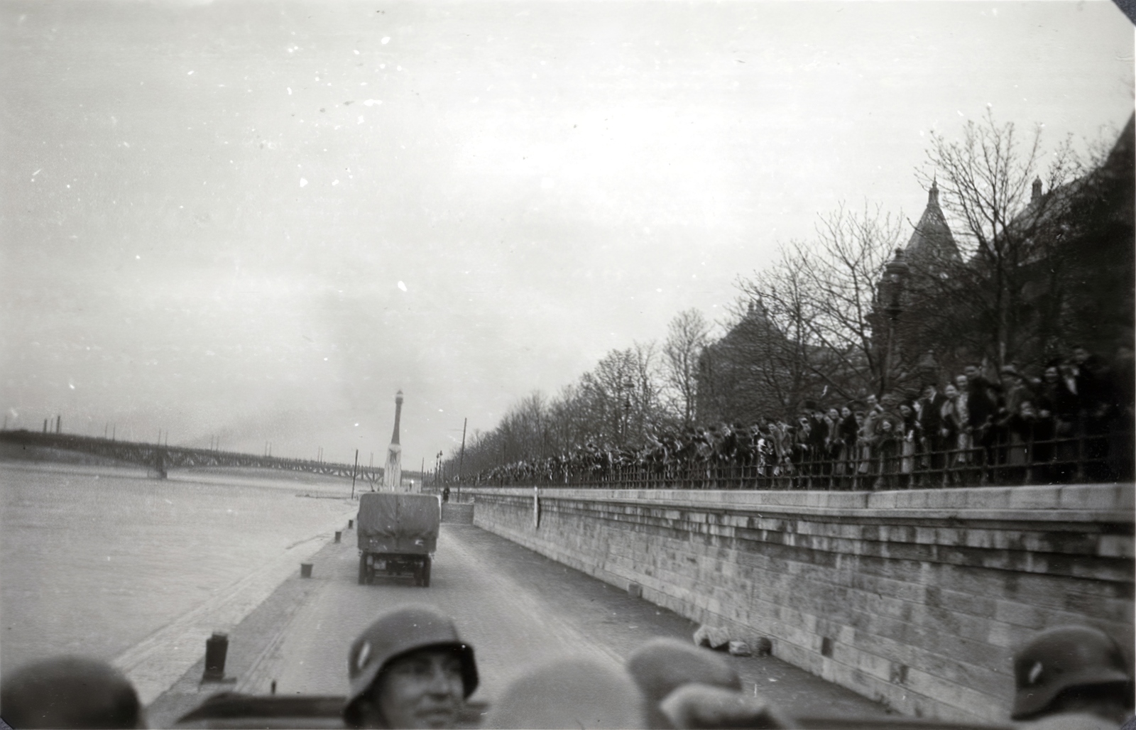Hungary, Budapest XI., budai alsó rakpart, a felosztott Jugoszlávia felé átvonuló német csapatokat köszöntő budapestiek a Műegyetem rakparton. Háttérben a Petőfi (Horthy Miklós) híd és a Haditengerészeti Hősi Emlékmű., 1941, Fortepan, Budapest, soldier, wharf, Fortepan #175328
