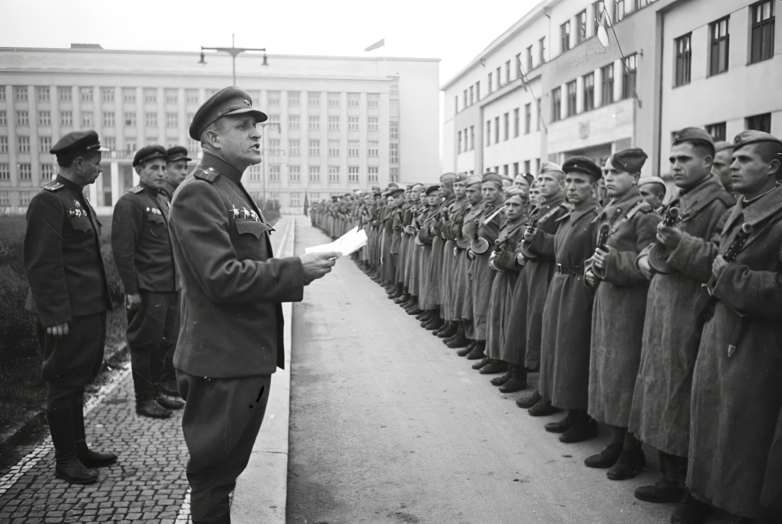 Ukraine,Zakarpattia Oblast, Uzhgorod, plosa Narodna (ekkor Horthy Miklós tér), háttérben a Kormányzósági palota (volt parlament, ma a Kárpátaljai területi adminisztráció székháza)., 1944, Vörös Hadsereg, officer, soldier, weapon, Fortepan #175360