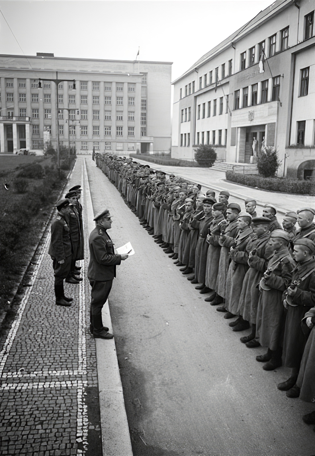 Ukraine,Zakarpattia Oblast, Uzhgorod, plosa Narodna (ekkor Horthy Miklós tér), háttérben a Kormányzósági palota (volt parlament, ma a Kárpátaljai területi adminisztráció székháza)., 1944, Vörös Hadsereg, officer, soldier, weapon, Fortepan #175364