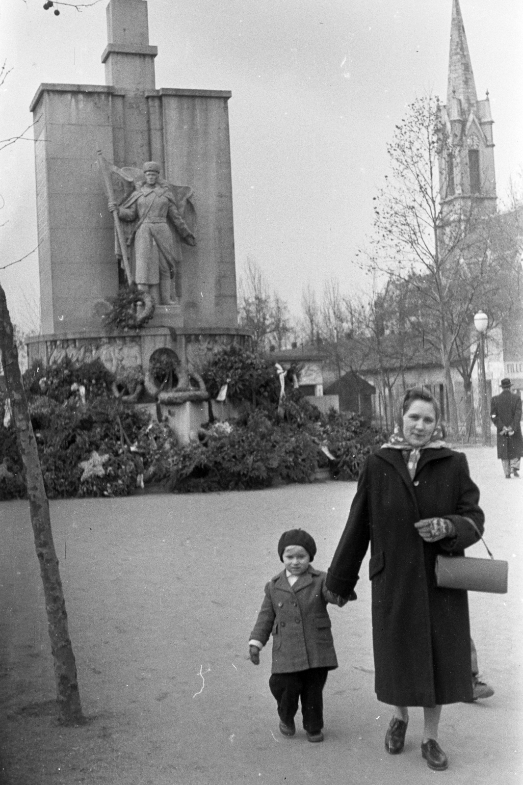 Hungary, Budapest IV., Szent István (István) tér, balra a szovjet hősi emlékmű (Kocsis András, 1947.), jobbra az Egek Királynéja-templom., 1955, Chuckyeager tumblr, Budapest, Soviet memorial, Fortepan #175421