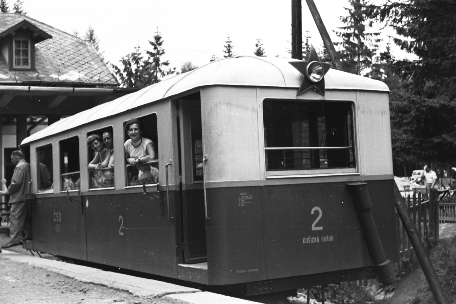 Slovakia,High Tatras, Starý Smokovec, az Ótátrafüred és Tarajka közötti Siklóvasút alsó állomása., 1955, Chuckyeager tumblr, Red Star, cable car, Fortepan #175424