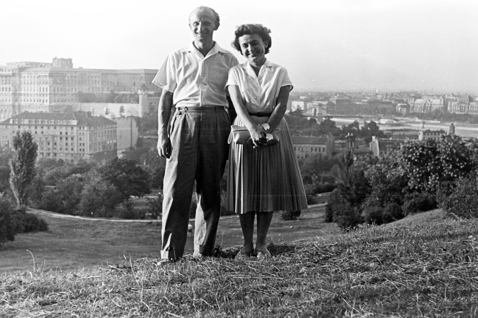 Hungary, Budapest I., kilátás a Királyi Palota (később Budavári Palota) és a Széchenyi Lánchíd felé., 1959, Chuckyeager tumblr, Budapest, smile, gentleman, lady, handbag, Fortepan #175428