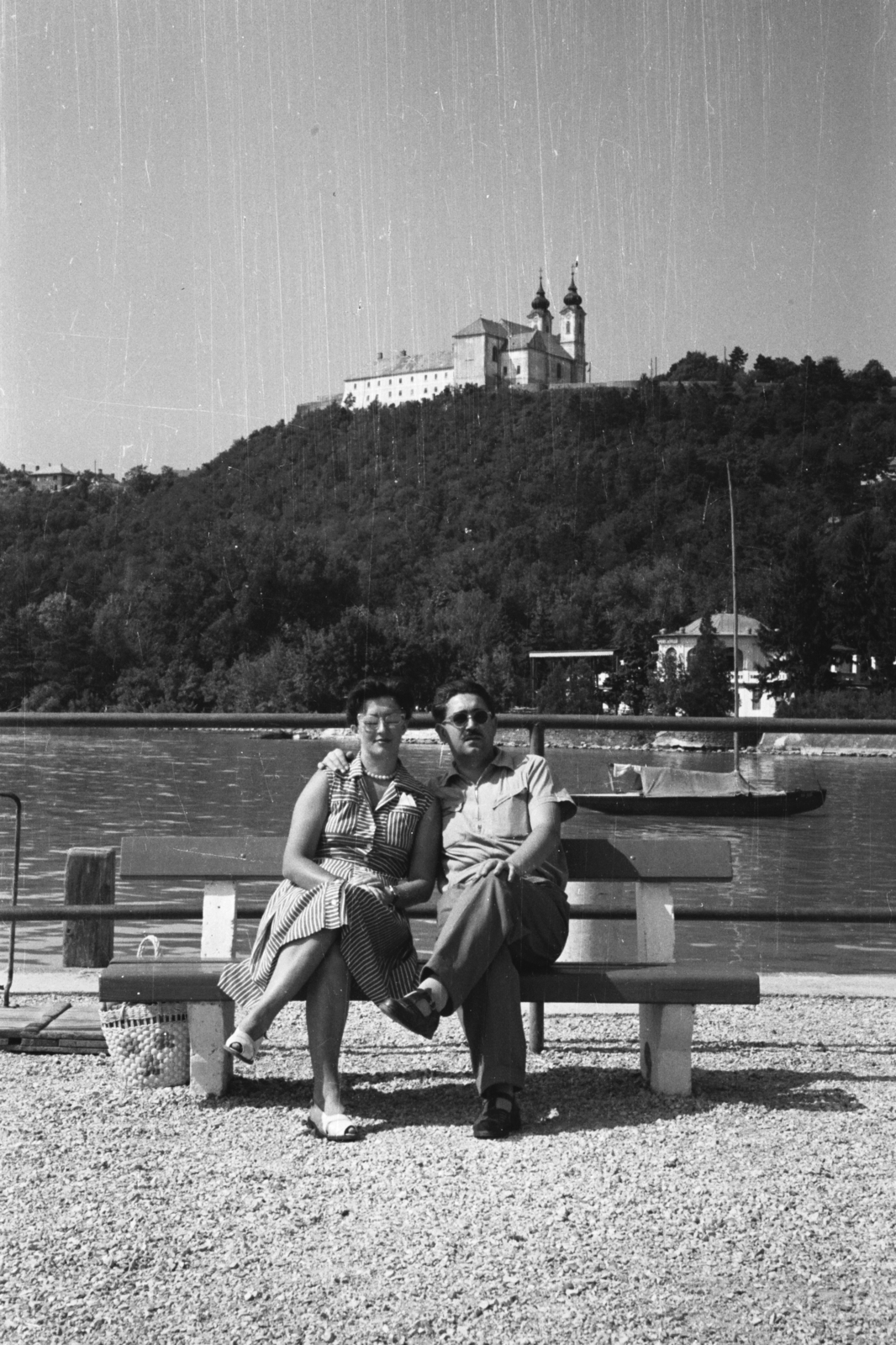 Hungary,Lake Balaton, Tihany, kikötő, fent a Bencés Apátság., 1955, Chuckyeager tumblr, boat station, Fortepan #175431