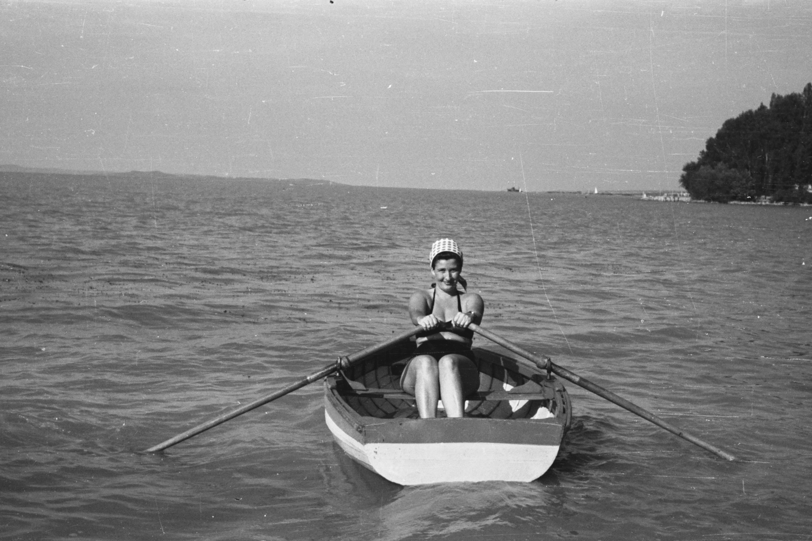 Hungary,Lake Balaton, déli part., 1955, Chuckyeager tumblr, headscarf, boat, paddling, Fortepan #175433