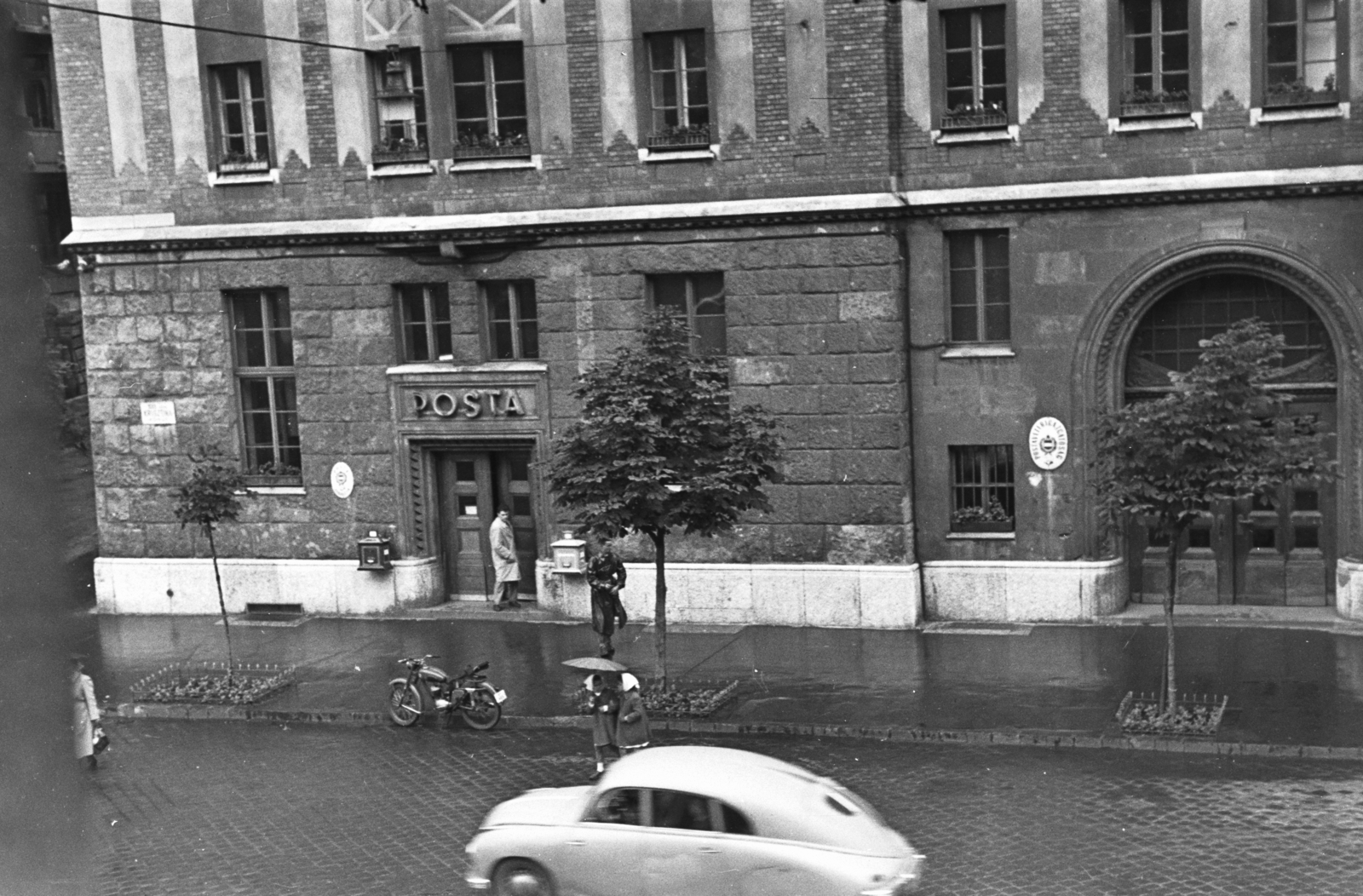 Magyarország, Budapest XII., Krisztina körút, balra a Sándy Gyula köz (Csaba utca) jobbra a Postapalota., 1958, Chuckyeager tumblr, Tatra-márka, motorkerékpár, utcakép, esernyő, postaláda, posta, kockakő, Budapest, Fortepan #175438