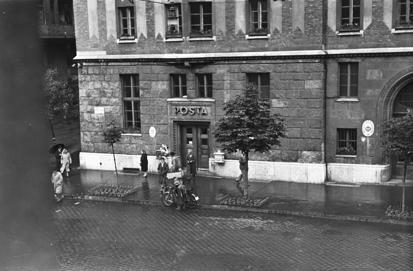 Hungary, Budapest XII., Krisztina körút, balra a Sándy Gyula köz (Csaba utca) jobbra a Postapalota., 1958, Chuckyeager tumblr, motorcycle, street view, umbrella, letter box, cobblestones, Budapest, Fortepan #175439