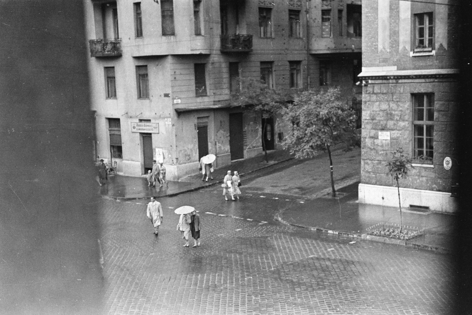 Magyarország, Budapest XII., Krisztina körút, szemben a Sándy Gyula köz (Csaba utca) jobbra a Postapalota., 1958, Chuckyeager tumblr, utcakép, esernyő, postaláda, kockakő, Budapest, gyalogátkelő, Fortepan #175440
