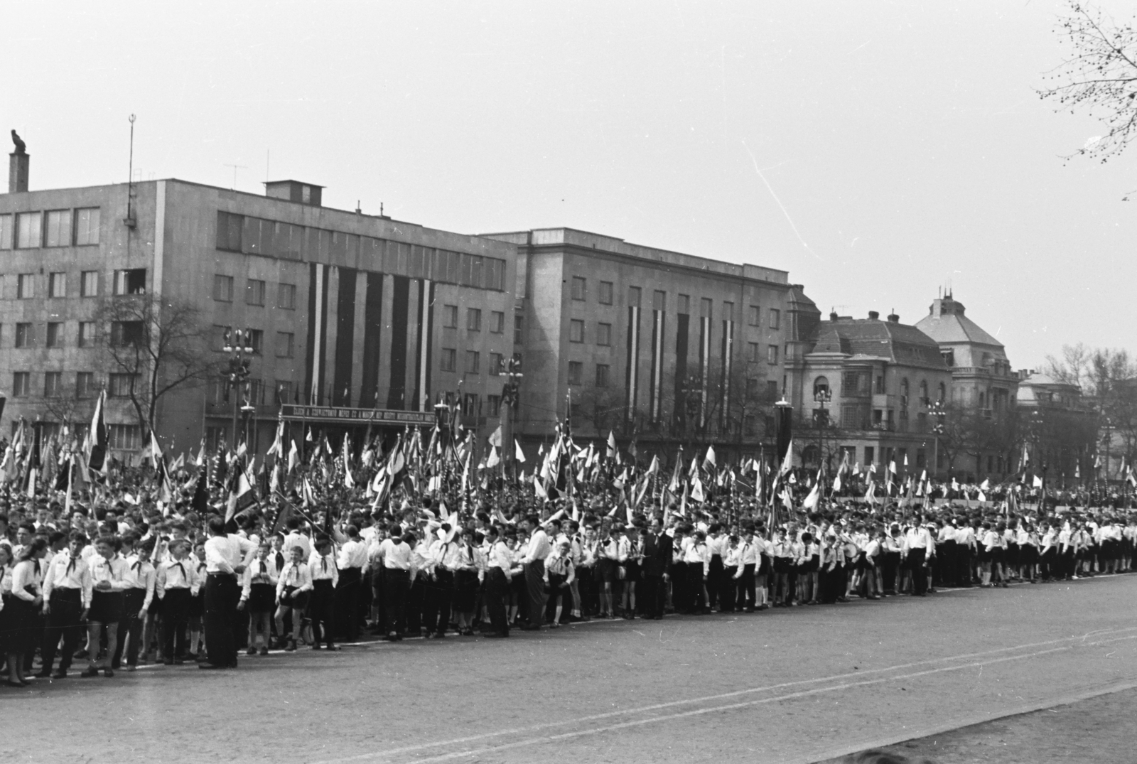 Magyarország, Budapest XIV.,Budapest VI., Ötvenhatosok tere (Felvonulási tér), háttérben a Dózsa György úton a SZOT székház. A magyar úttörők II. országos találkozója alkalmából rendezett úttörő seregszemle 1959. április 5-én., 1959, Chuckyeager tumblr, Budapest, úttörő, tömeg, Fortepan #175444