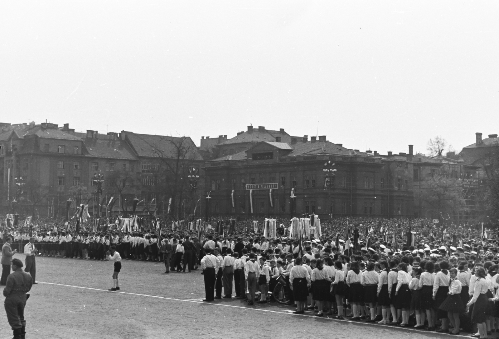 Hungary, Budapest XIV.,Budapest VII., Ötvenhatosok tere (Felvonulási tér), háttérben balra a Dózsa György út épületei, jobbra a Városligeti (Gorkij) fasor torkolata. A magyar úttörők II. országos találkozója alkalmából rendezett úttörő seregszemle 1959. április 5-én., 1959, Chuckyeager tumblr, Budapest, pioneer, mass, Fortepan #175445