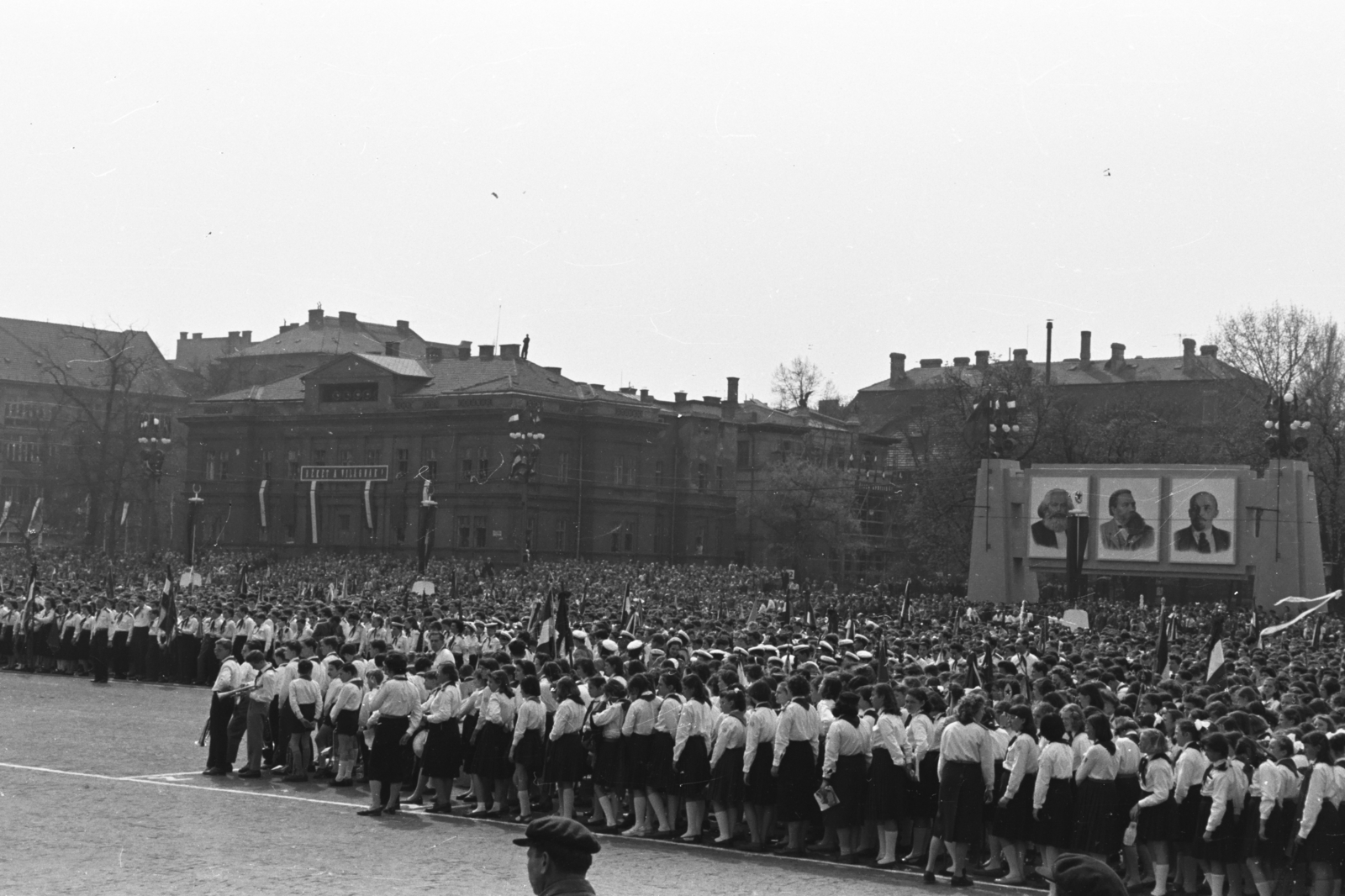 Hungary, Budapest XIV.,Budapest VII., Ötvenhatosok tere (Felvonulási tér), háttérben balra a Dózsa György út épületei, jobbra a Városligeti (Gorkij) fasor torkolata. A magyar úttörők II. országos találkozója alkalmából rendezett úttörő seregszemle 1959. április 5-én., 1959, Chuckyeager tumblr, Budapest, Lenin-portrayal, Friedrich Engels-portrayal, Karl Marx-portrayal, Fortepan #175446
