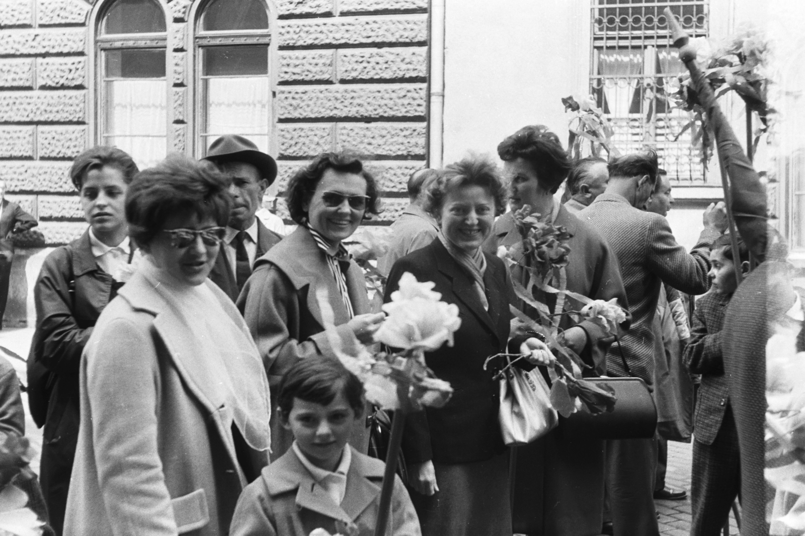 Hungary, Budapest VII., Alpár utca a Garay tér közelében, május 1-i felvonulás résztvevői., 1960, Chuckyeager tumblr, maypole, Budapest, Fortepan #175474