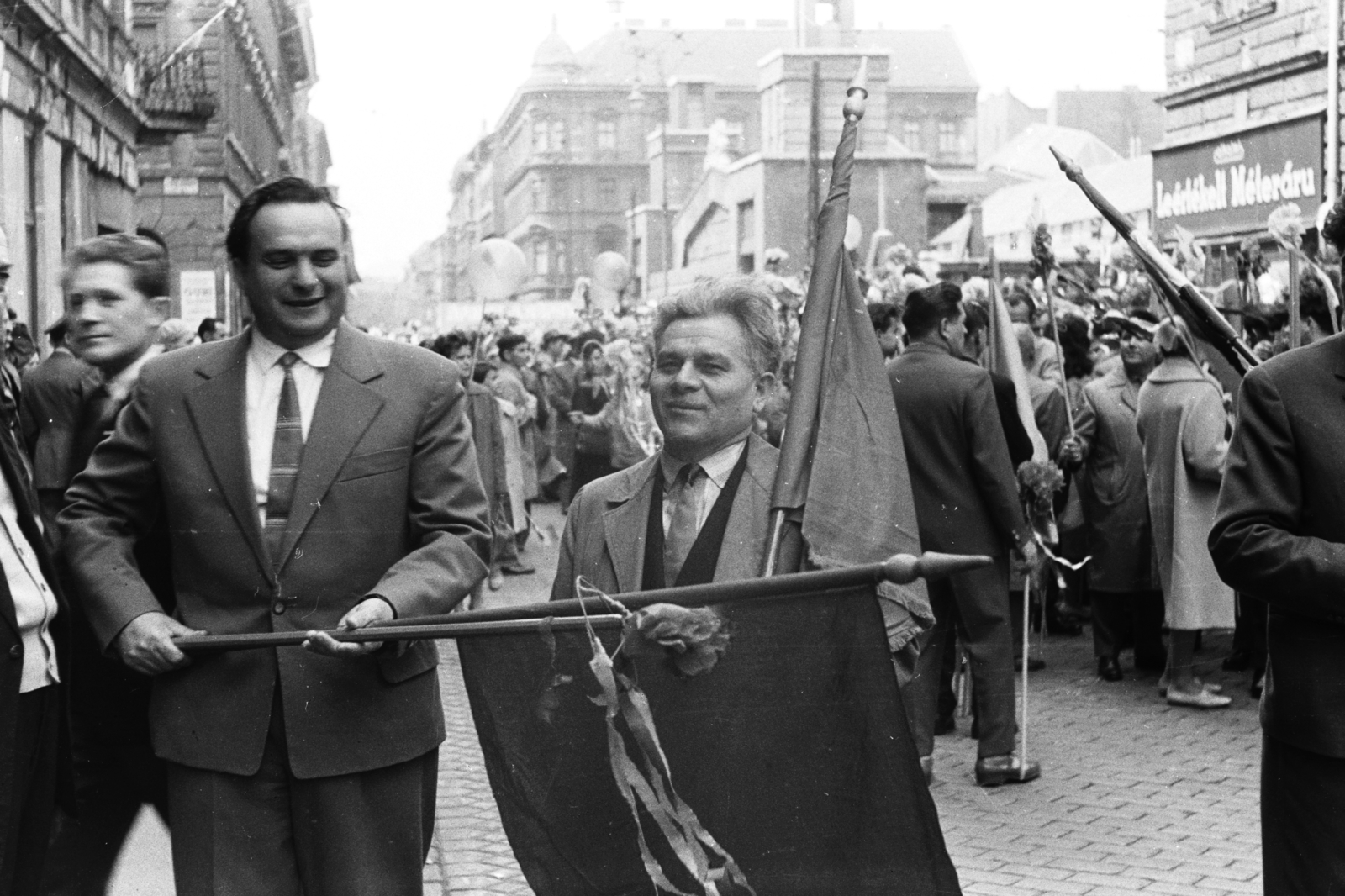 Hungary, Budapest VII., Alpár utca a Garay tér közelében, május 1-i felvonulás résztvevői, háttérben a Garay téri piac., 1960, Chuckyeager tumblr, maypole, Budapest, Fortepan #175476