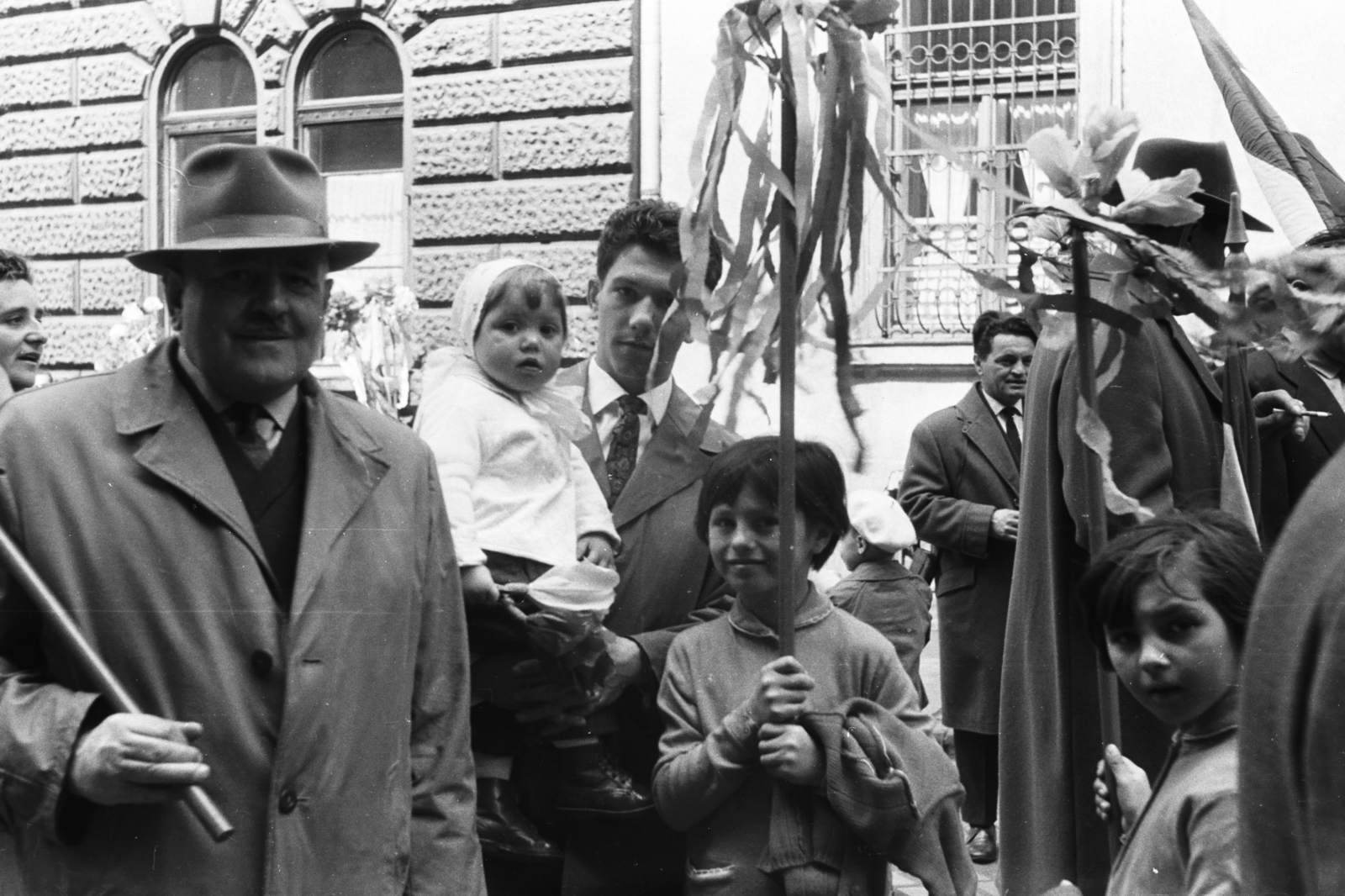 Hungary, Budapest VII., Alpár utca a Garay tér közelében, május 1-i felvonulás résztvevői., 1960, Chuckyeager tumblr, maypole, Budapest, Fortepan #175478