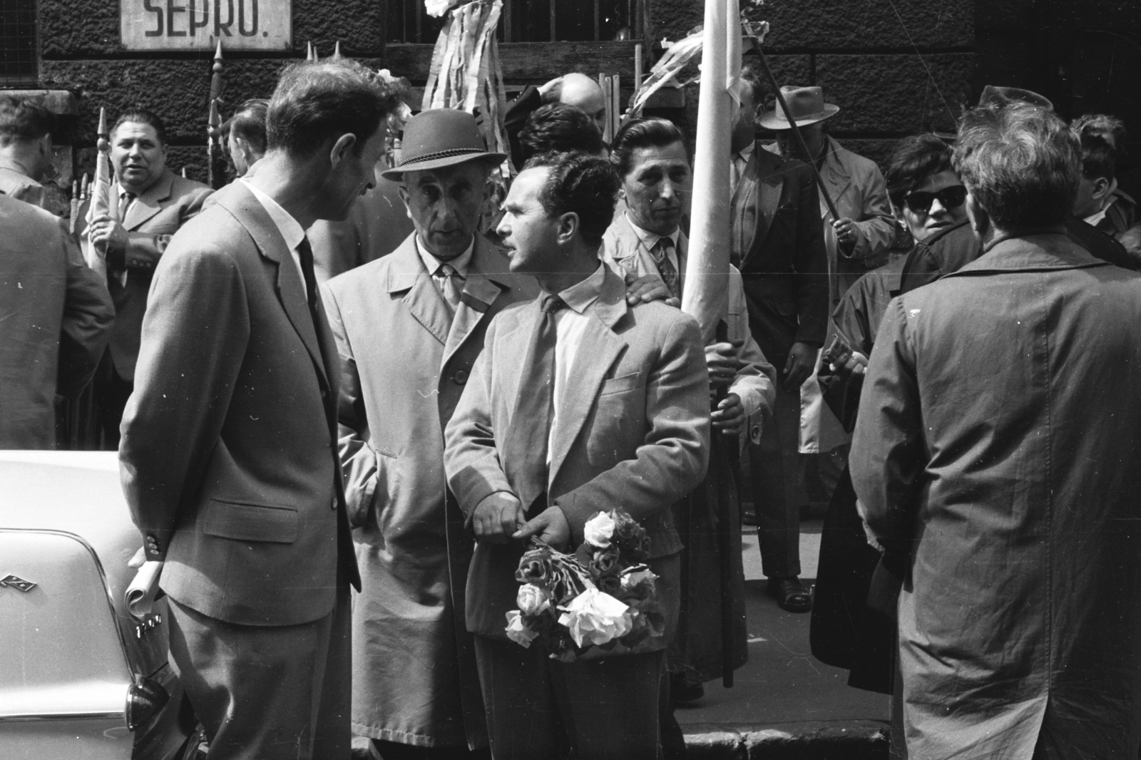 Hungary, Budapest VII., Cserhát utca a Garay tér közelében, május 1-i felvonulás résztvevői., 1960, Chuckyeager tumblr, Budapest, bouquet, Fortepan #175479