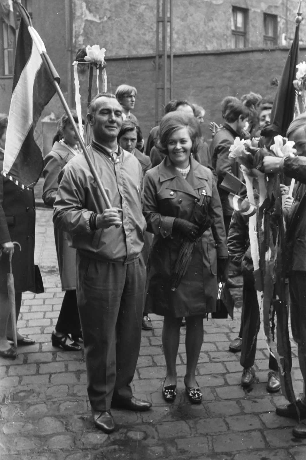 Hungary, Budapest VII., május 1-i felvonulás résztvevői a Garay utca 9. számú ház előtt., 1969, Chuckyeager tumblr, flag, 1st of May parade, Budapest, Fortepan #175487