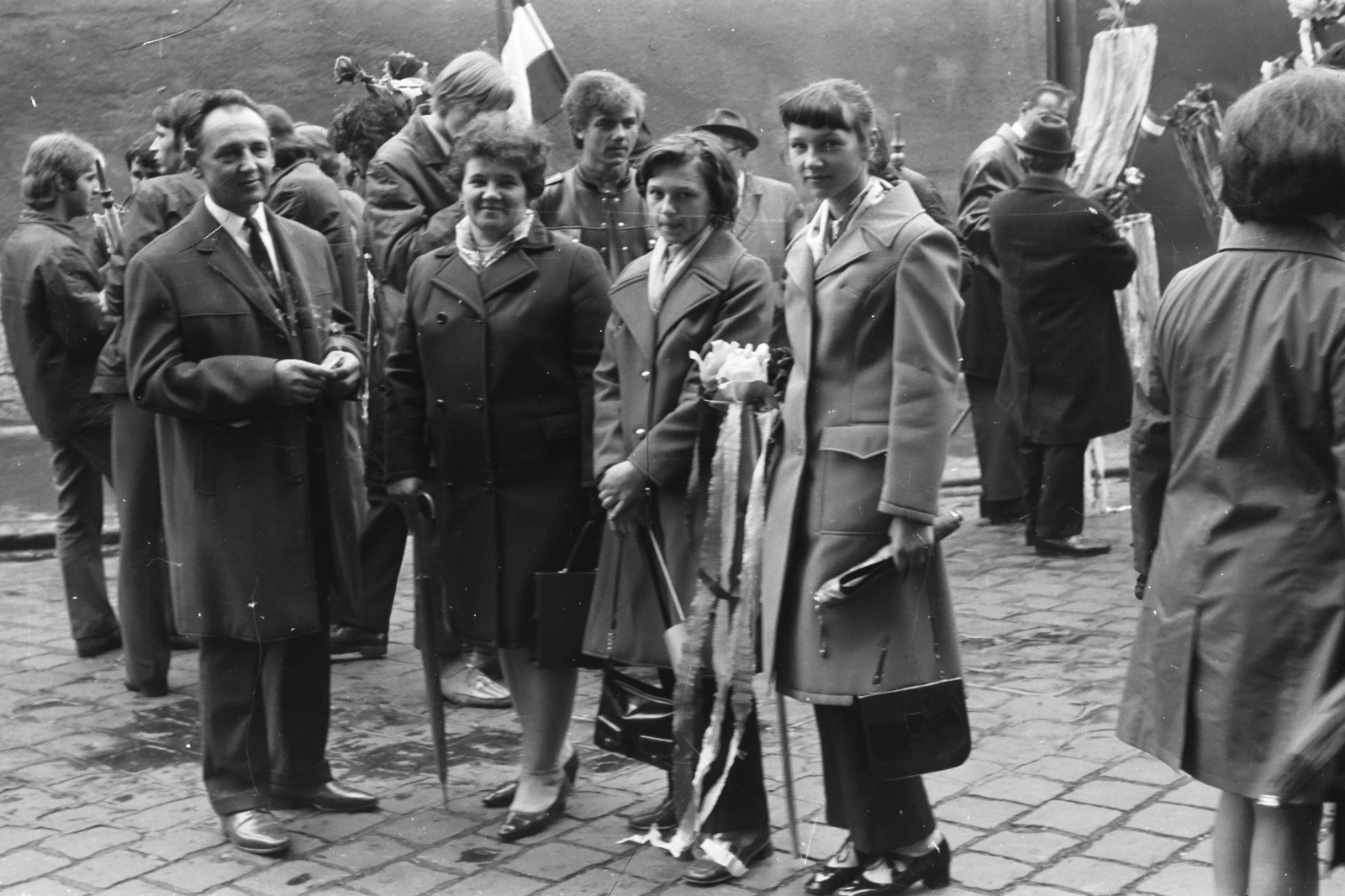 Hungary, Budapest VII., május 1-i felvonulás résztvevői a Garay utca 9. számú ház előtt., 1969, Chuckyeager tumblr, 1st of May parade, maypole, Budapest, Fortepan #175488