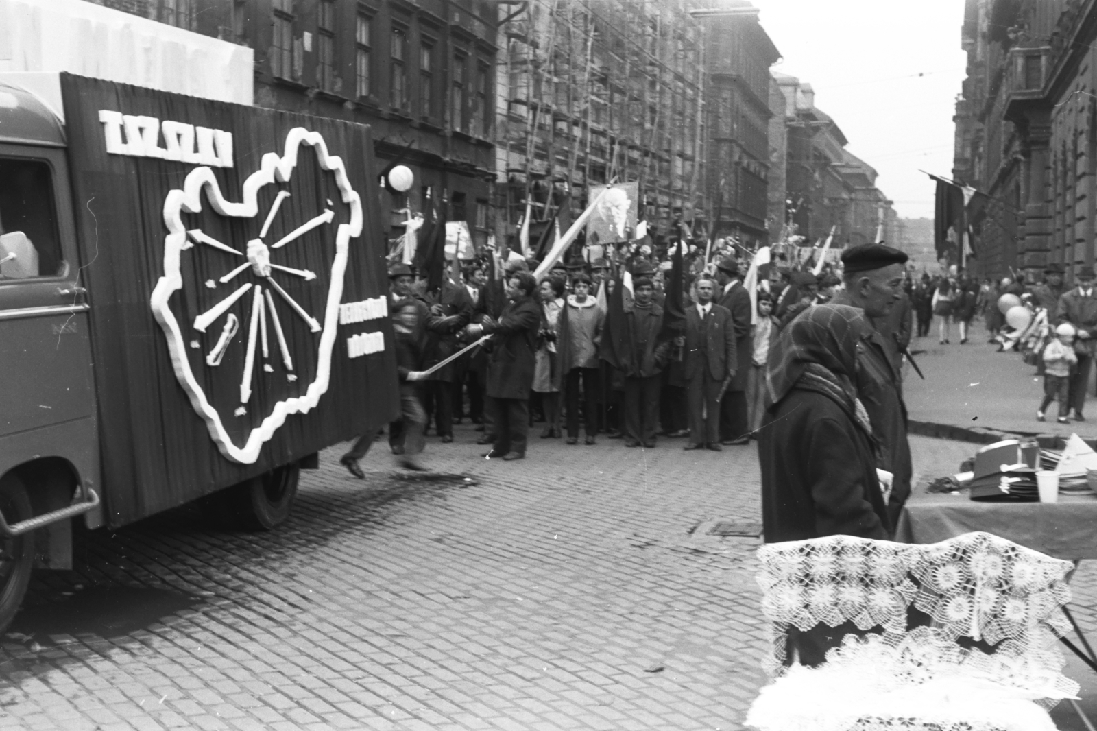 Magyarország, Budapest VII., Garay utca a Garay tér felől a Rottenbiller utca felé nézve. Május 1-i felvonulás résztvevői, 1969, Chuckyeager tumblr, térkép, Robur-márka, május 1, Budapest, pódiumautó, Fortepan #175493