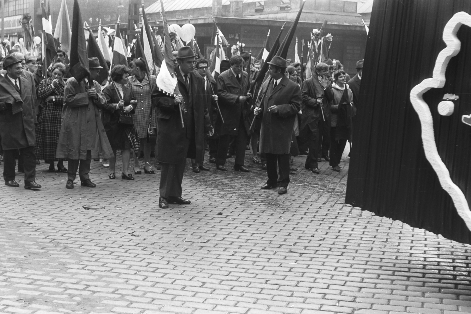 Hungary, Budapest VII., Alpár utca a Garay tér közelében, május 1-i felvonulás résztvevői, balra a háttérben a Garay téri piac., 1969, Chuckyeager tumblr, Budapest, Fortepan #175494