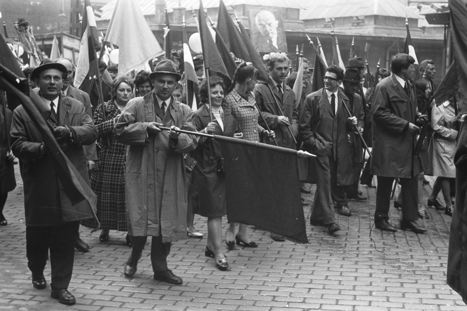 Hungary, Budapest VII., Alpár utca a Garay tér közelében, május 1-i felvonulás résztvevői, balra a háttérben a Garay téri piac., 1969, Chuckyeager tumblr, 1st of May parade, Budapest, Fortepan #175495