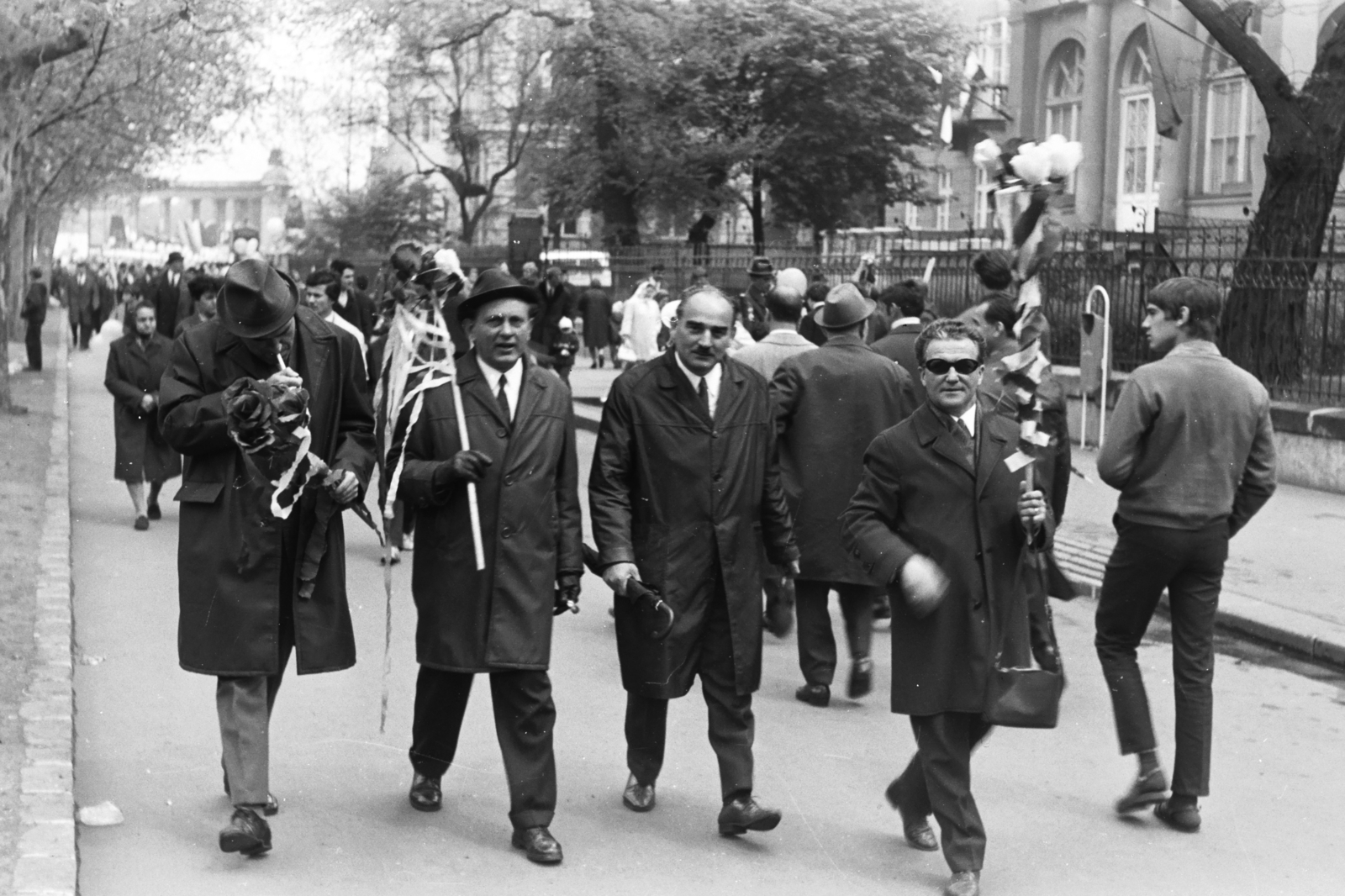 Hungary, Budapest VI., Andrássy út (Népköztársaság útja) a Hősök tere felé nézve., 1969, Chuckyeager tumblr, 1st of May parade, Budapest, Fortepan #175498