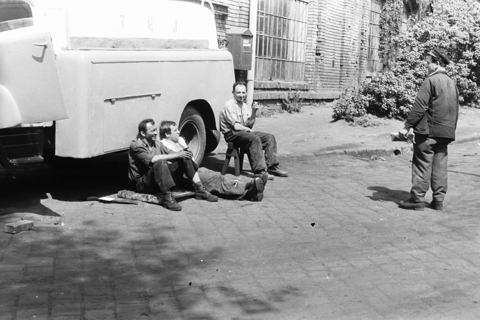 Hungary, Budapest X., Halom utca 42, a Tejipari Szállítási Szolgáltató és Készletező Vállalat gépjárműjavító telepe., 1968, Chuckyeager tumblr, Csepel D450, Budapest, Fortepan #175503