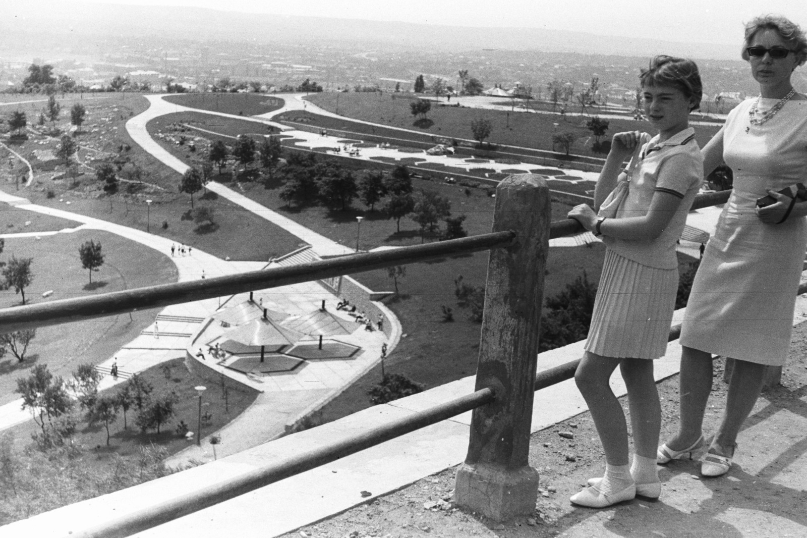 Hungary, Budapest XI., kilátás a Citadella melletti sétányról a Jubileumi park felé., 1968, Chuckyeager tumblr, Budapest, Fortepan #175507