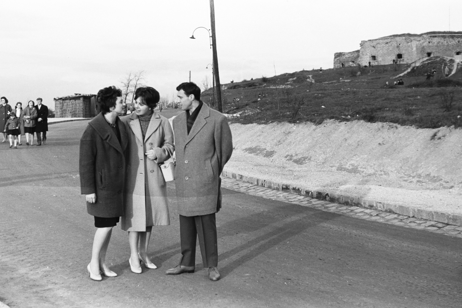 Magyarország, Gellérthegy, Budapest I.,Budapest XI., Citadella sétány (ekkor névtelen), jobbra a Citadella., 1963, Chuckyeager tumblr, Fortepan #175512