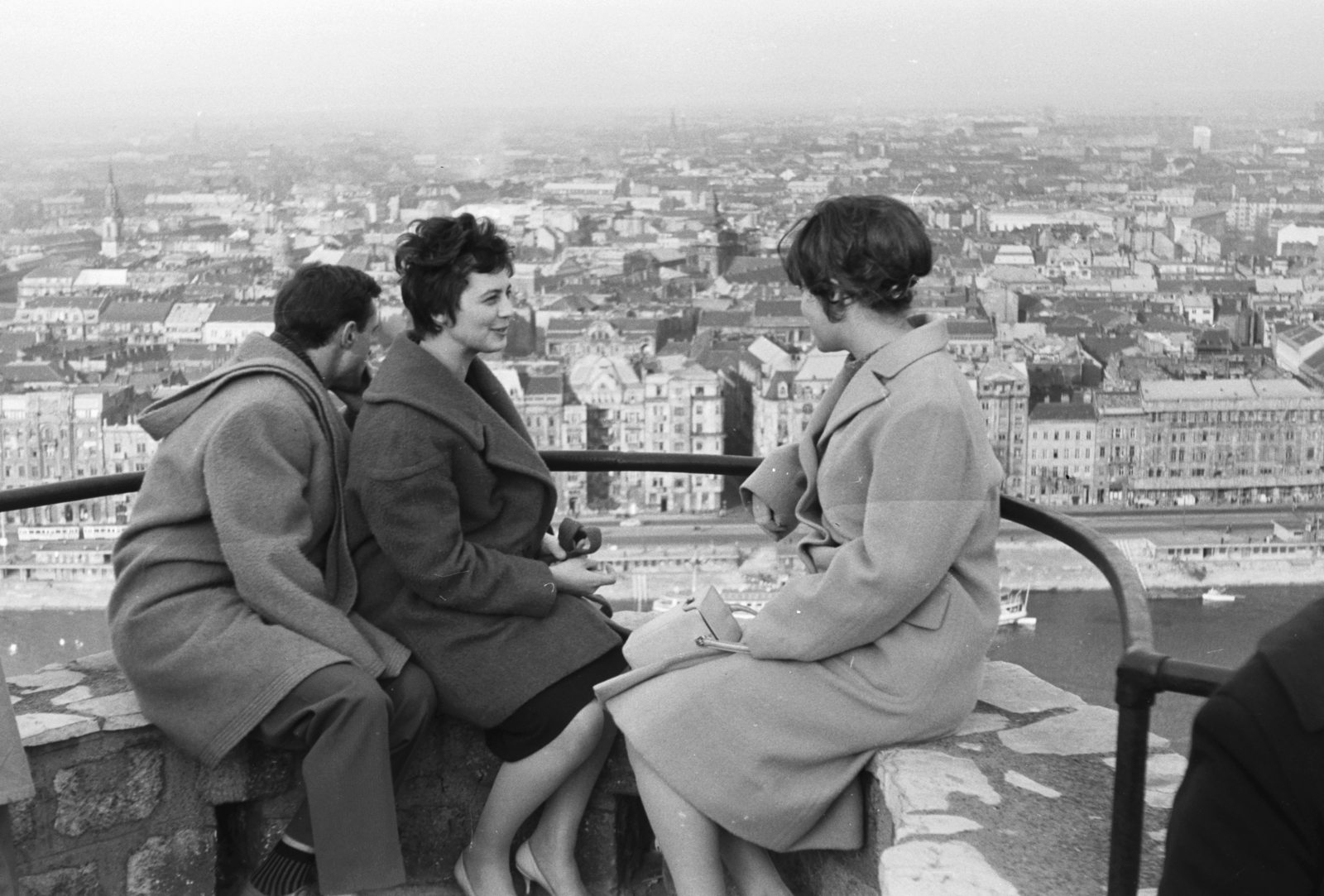 Hungary, Budapest XI.,Budapest V., kilátópont a sétányon, háttérben a Belgrád rakpart., 1963, Chuckyeager tumblr, Fortepan #175513