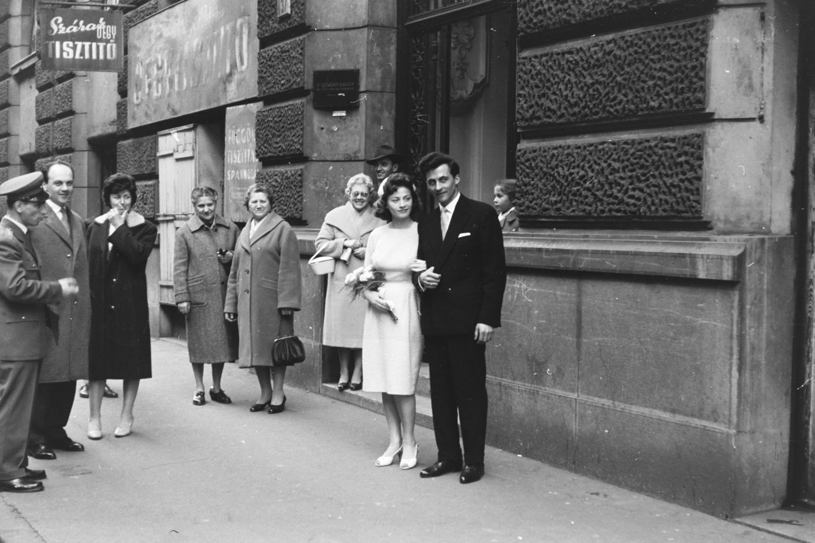 Hungary, Budapest XIII., a felvétel a Balzac utca 37. számú ház előtt készült, melyben házasságkötő terem is helyet kapott., 1961, Chuckyeager tumblr, Budapest, Fortepan #175518