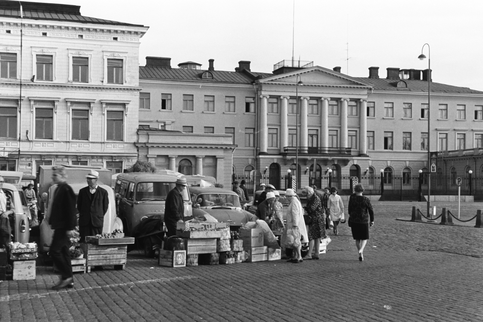 Finland, Helsinki, a kikötői piactér (Kauppatori), háttérben a köztársasági elnök palotája, 1966, Chuckyeager tumblr, Fortepan #175524