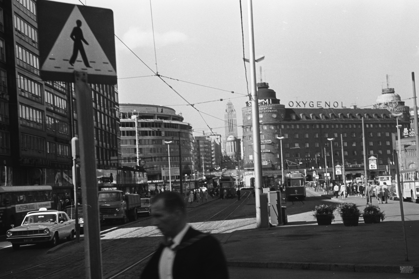 Finland, Helsinki, Siltasaarenkatu, balra a Eläintarhantie, jobba a Hämeentie, szemben a távolban a Kallio-templom., 1966, Chuckyeager tumblr, Fortepan #175526