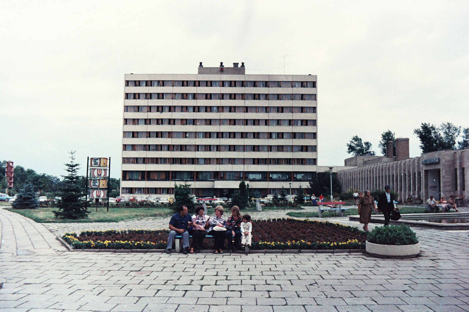 Hungary, Gyula, Maróthy tér (ekkor névtelen), park a Várfürdő bejárata előtt. Szemben a SZOT MEDOSz Gyógyüdülő (később Erkel Hotel), jobbra a Gyógyfürdő., 1975, Chuckyeager tumblr, colorful, Fortepan #175539