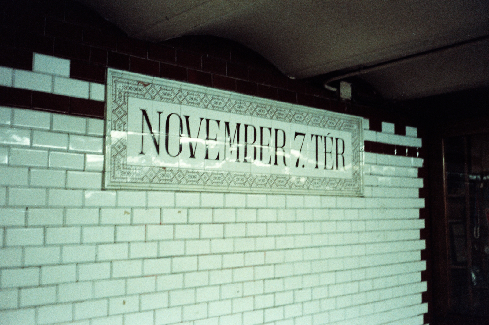 Magyarország, Budapest VI., Oktogon (November 7. tér), a Millenniumi Földalatti Vasút állomása., 1980, Chuckyeager tumblr, színes, földalatti, metró, Budapest, Fortepan #175544