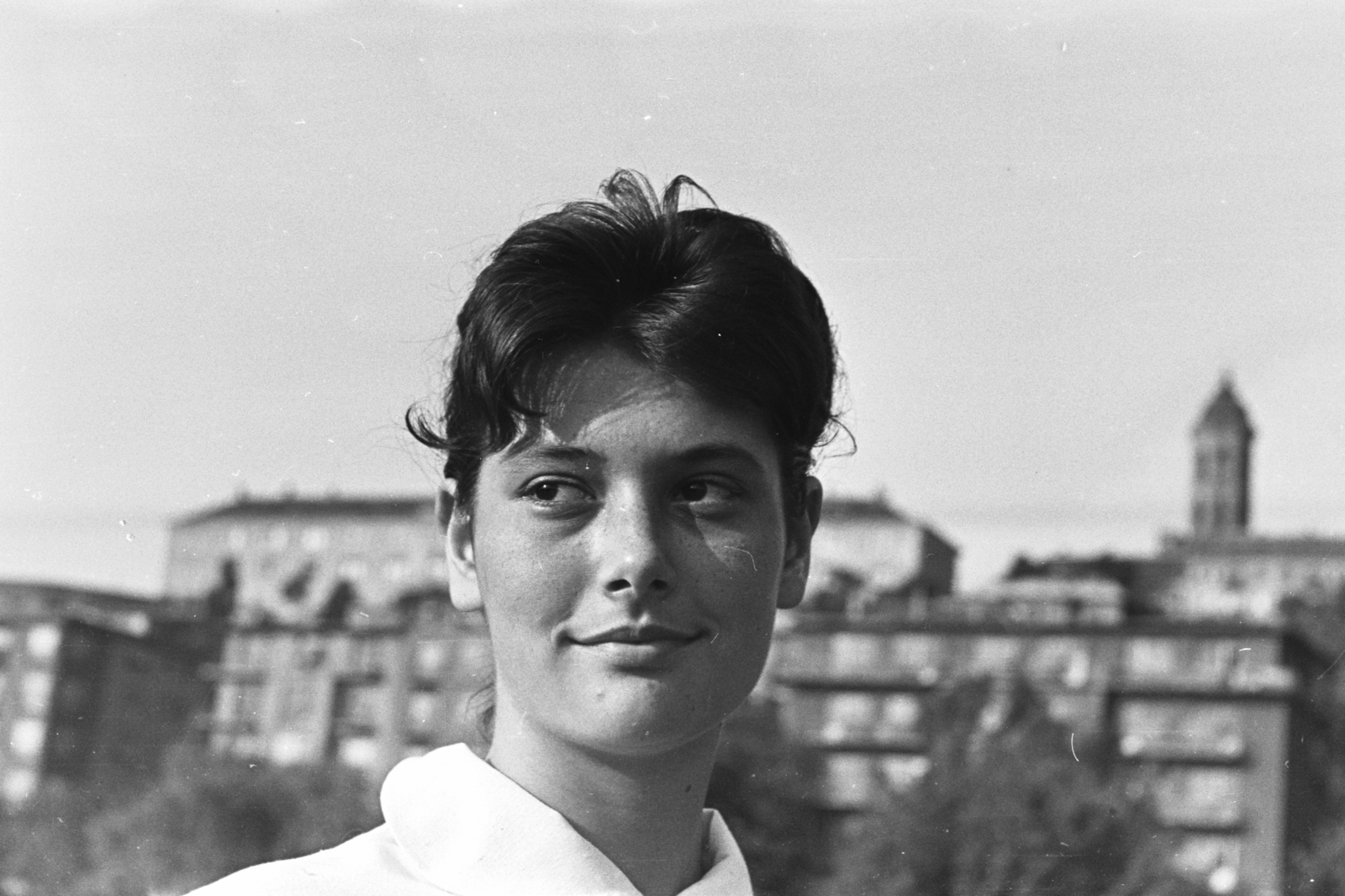 Hungary, Budapest I., Vérmező, háttérben az Attila út és a budai Vár épületei., 1962, Chuckyeager tumblr, Budapest, portrait, girl, Fortepan #175551